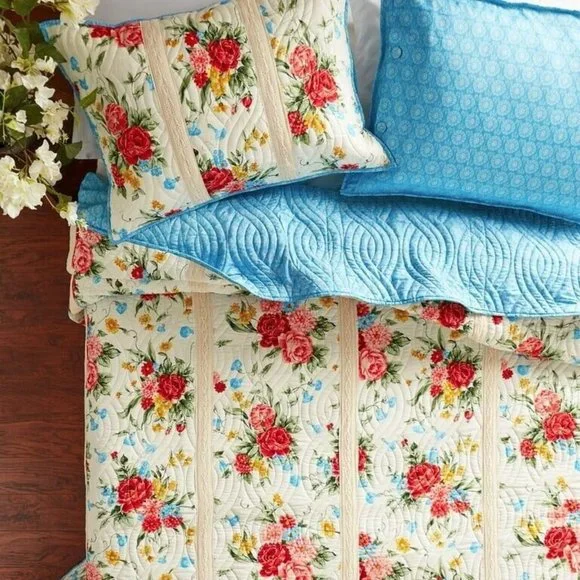 Pioneer Woman Sweet Rose Quilt w Lace Soft Velvet Size: King 104 X 94 (NO  SHAMS)
